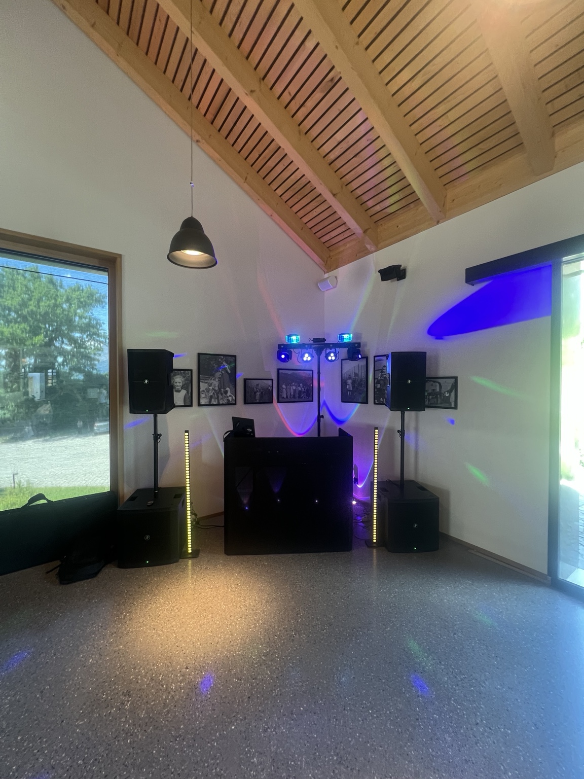 Cuezars DJ-Booth mit Lautsprechern, Subwoofern und eingeschaltetem Licht