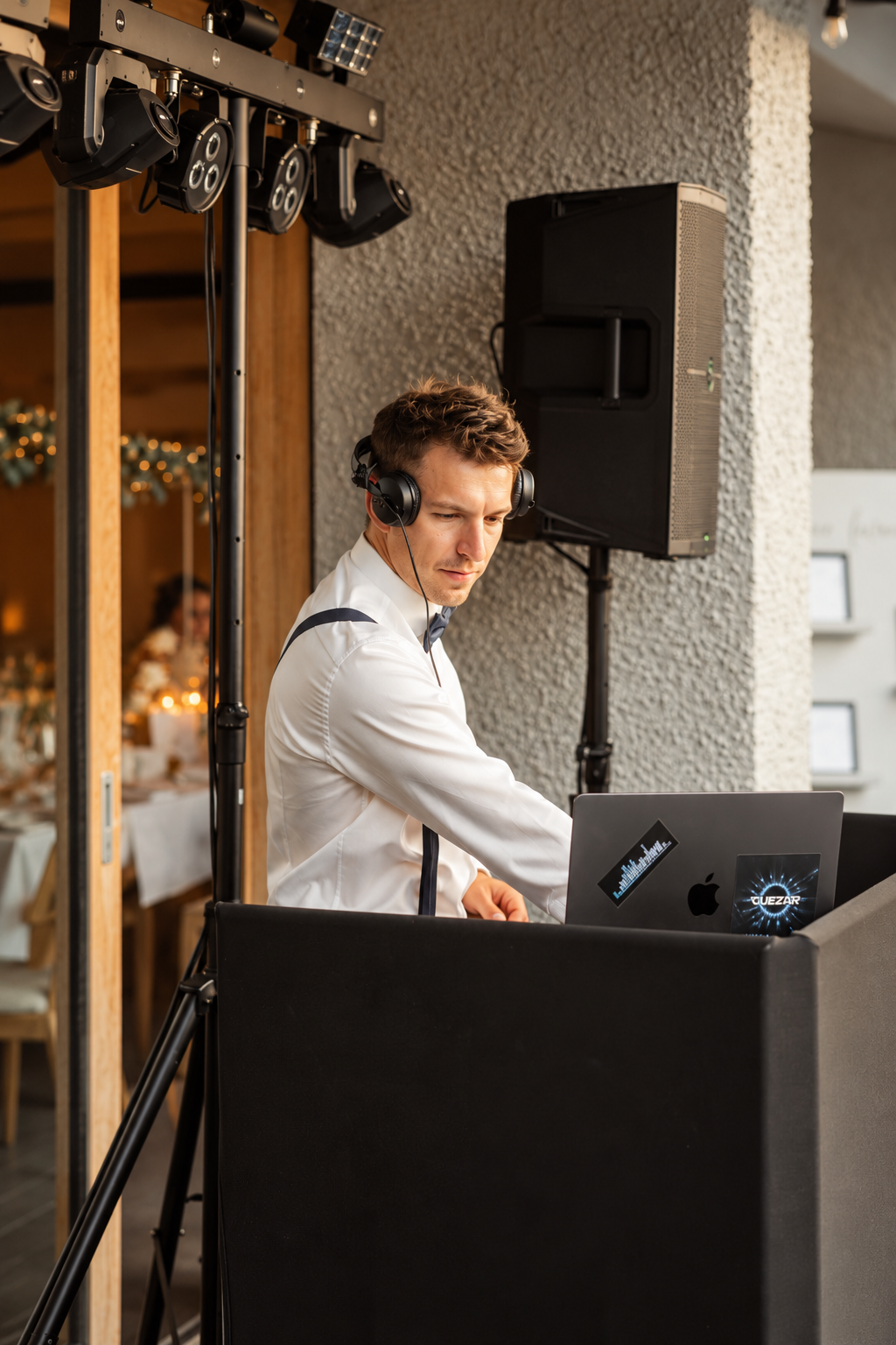 DJ Cuezar als Wedding & Event DJ im festlichen Outfit am DJ-Pult